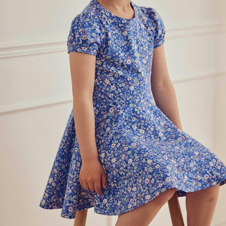 müsli PRIMROSE swing kjole med blomsterprint Kjoler Azure blue/ Nectar/ Tofu 690000307