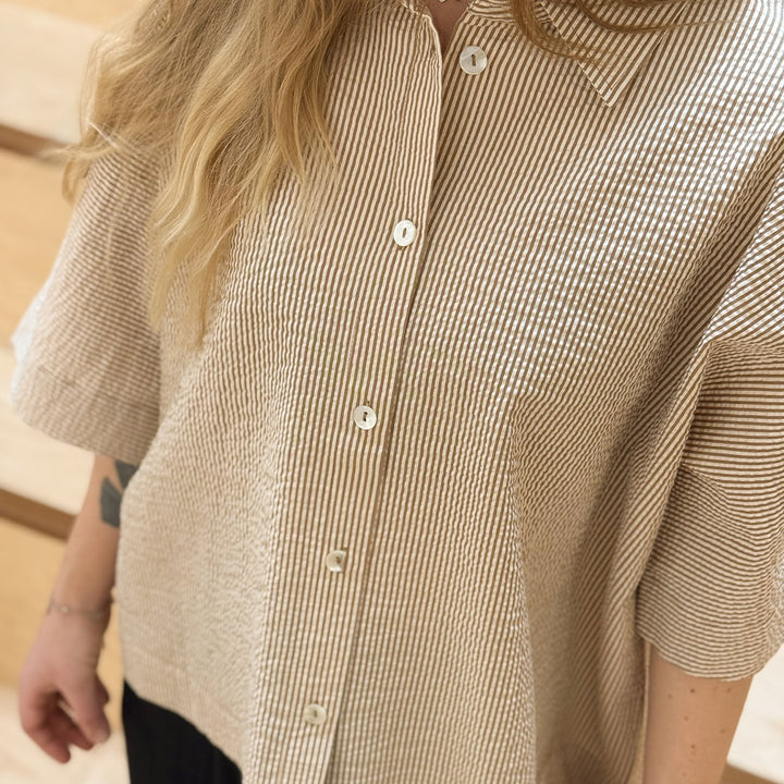 Conservandum SEERSUCKER STRIPE skjorte box-fit T-shirt Birch/ Muchi 690000346