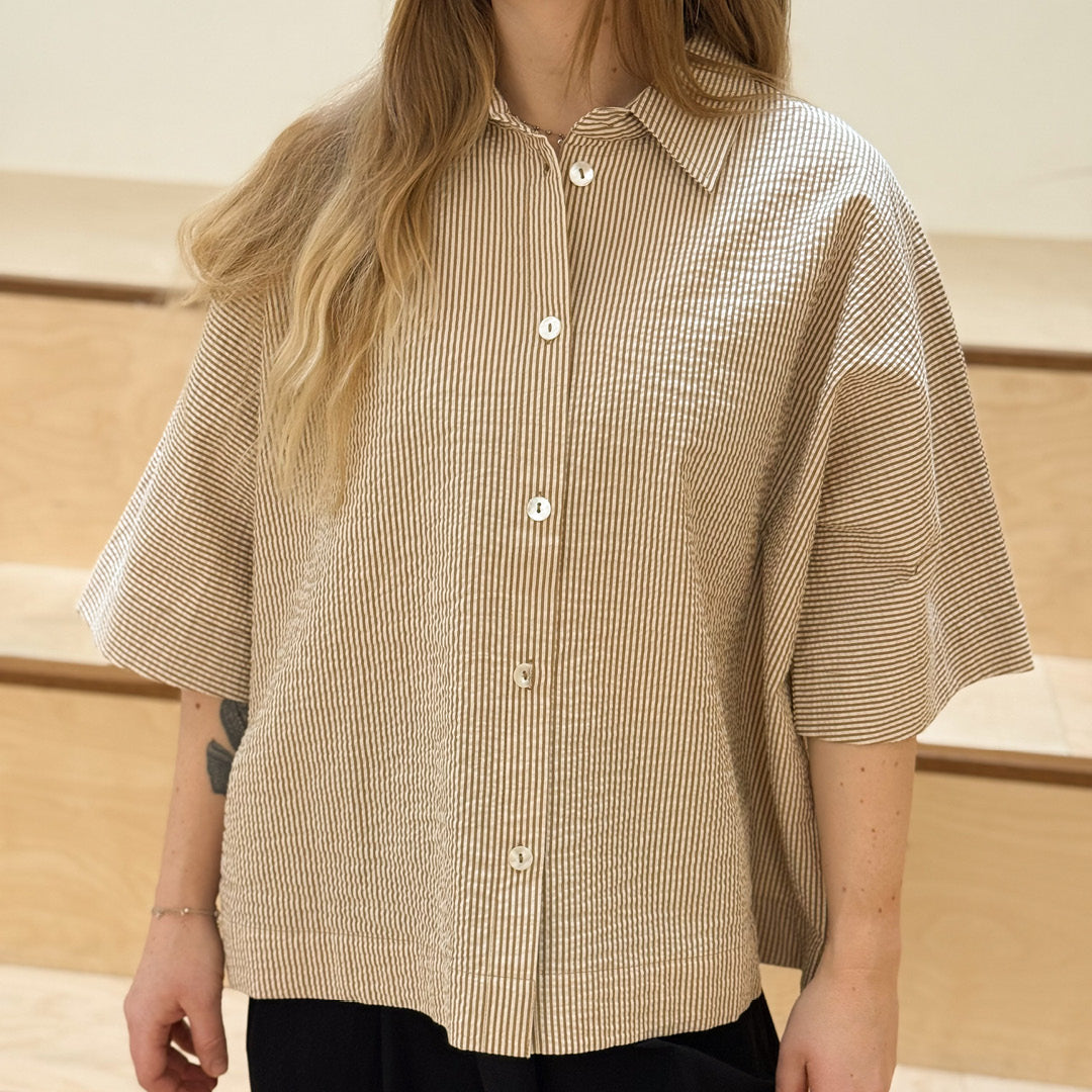 Conservandum SEERSUCKER STRIPE skjorte box-fit T-shirt Birch/ Muchi 690000346